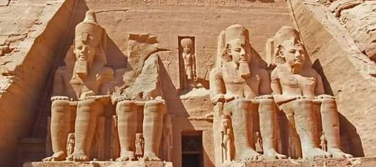 アスワン近郊のアブ・シンベル神殿