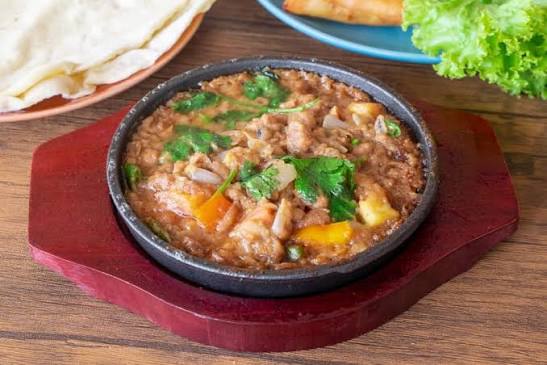 フール（フール・メダメス）。そら豆を煮込んだ具沢山の料理で、パンと一緒に提供される