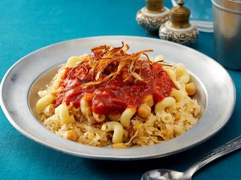 コシャリ。米・マカロニ・レンズ豆の上にトマトソースとフライドオニオンをのせたエジプトの国民食