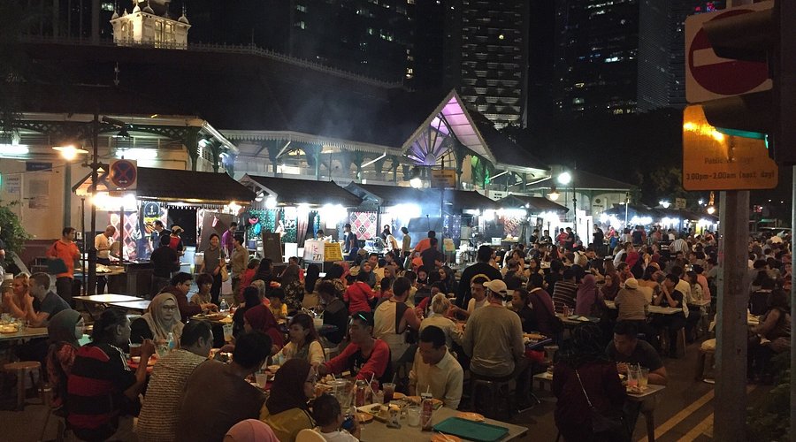 ラオパサット（Lau Pa Sat）のサテー・ストリート。夕方から夜にかけて屋外に屋台が並び、多くの人でにぎわう