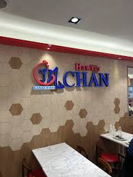 Liao Fan Hawker Chan（廖記）の店内。壁面にロゴが掲げられている