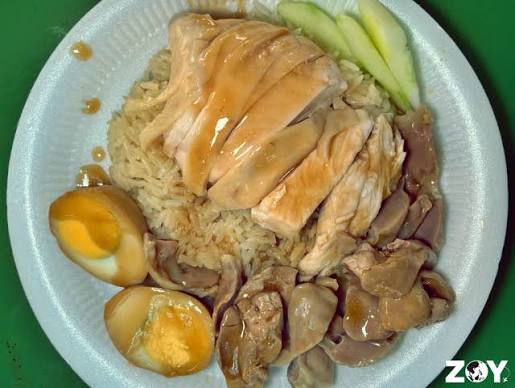 Tian Tian Hainanese Chicken Riceのチキンライス。蒸し鶏・煮卵・きゅうりが添えられている