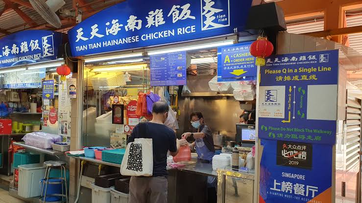 Tian Tian Hainanese Chicken Rice（天天海南鶏飯）のマックスウェル・フードセンター内の店舗外観